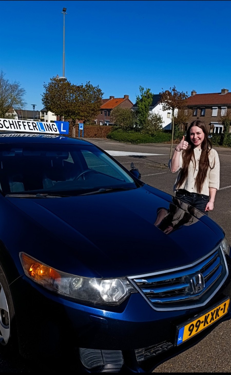 Geslaagde leerling van Autorijschool Schifferling naast de Honda Accord