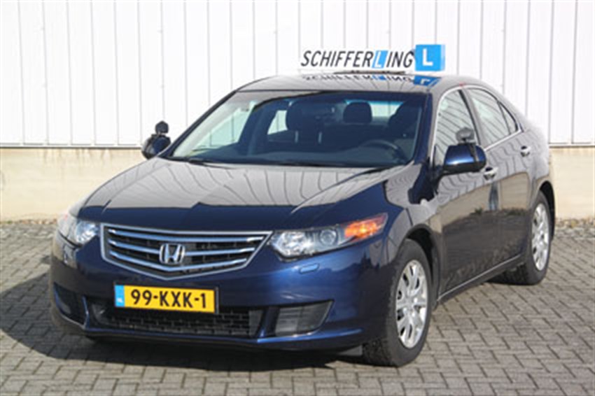 Donkerblauwe Honda Accord lesauto van Autorijschool Schifferling met L-dakbord
